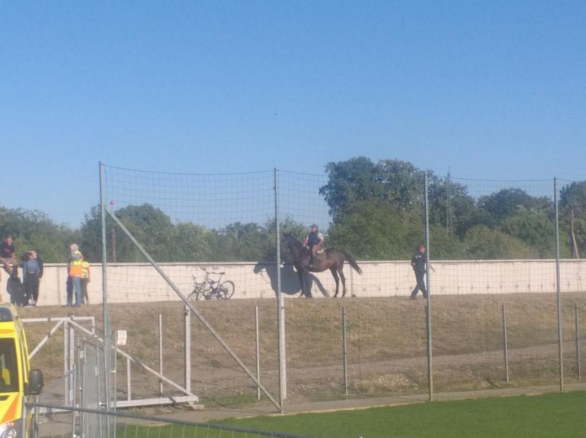 Kuaj në tribunë, tifozë të vegjël dhe një fshat 60 kilometra larg Budapestit