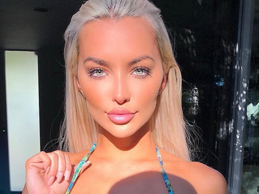 Lindsey Pelas vë në fokus gjoksin e bujshëm në foton e publikuar