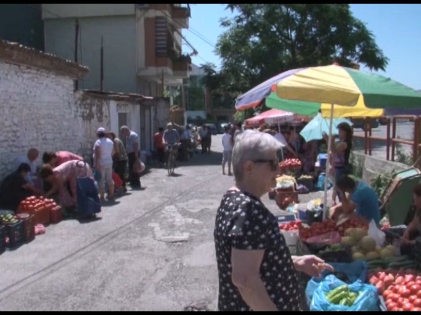 Elbasani pa treg, në mes të pluhurit shesin fermerët