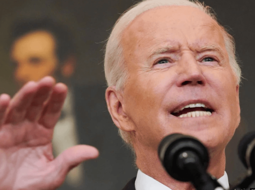 Presidenti Biden po zbut kufizimet për udhëtarët ndërkombëtarë