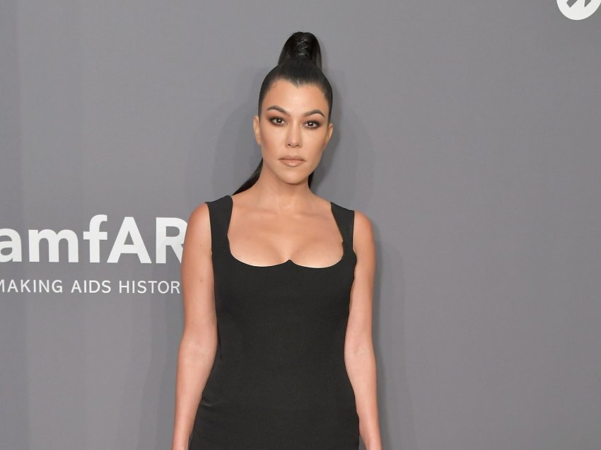 Kourtney Kardashian ndan fotot mahnitëse të bikinit pas komentit të “babit të vogël”