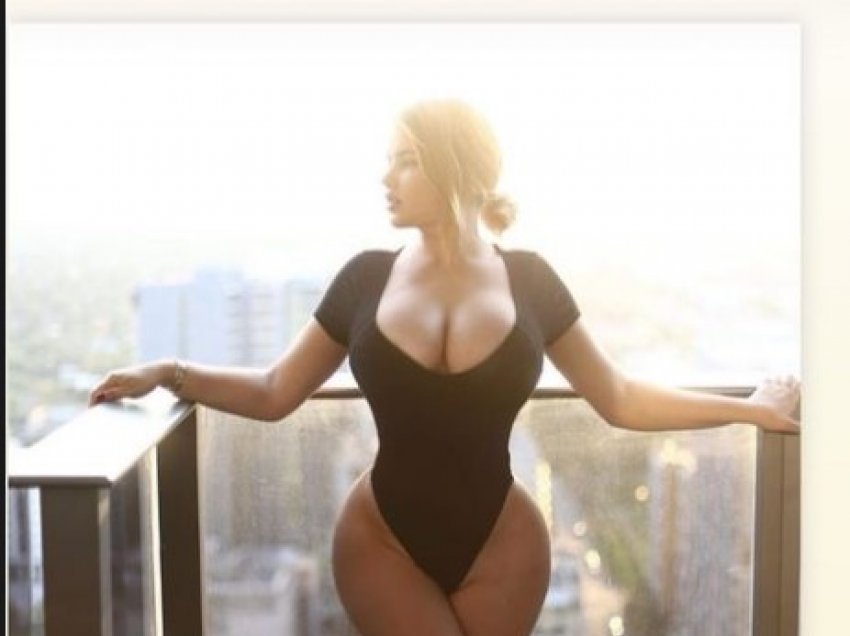 Anastasia Kvitko ndez rrjetin, ekspozon gjoksin shpërthyes