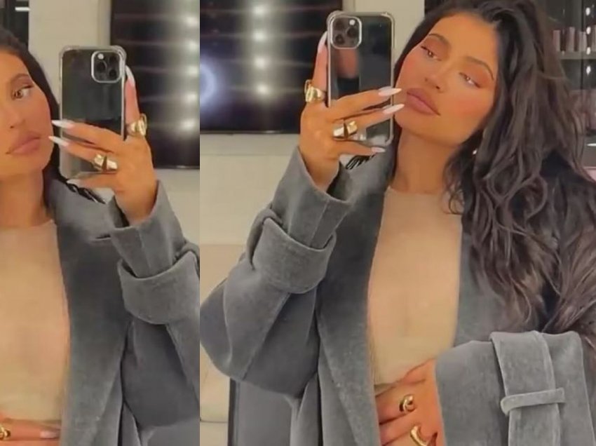 Kylie Jenner përkëdhel barkun e saj në postimin e fundit