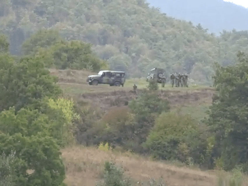 Shihni pamjet se si xhandarmëria serbe vrojton Policinë e Kosovës në Jarinjë