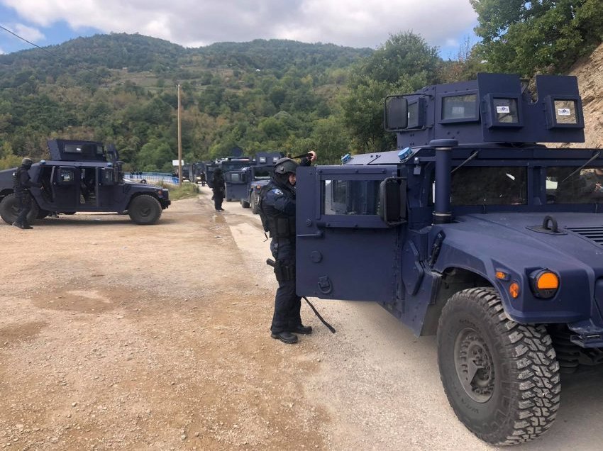 Policia nuk po e lejon askënd të kalojë barrikadën që çon për në Bërnjak