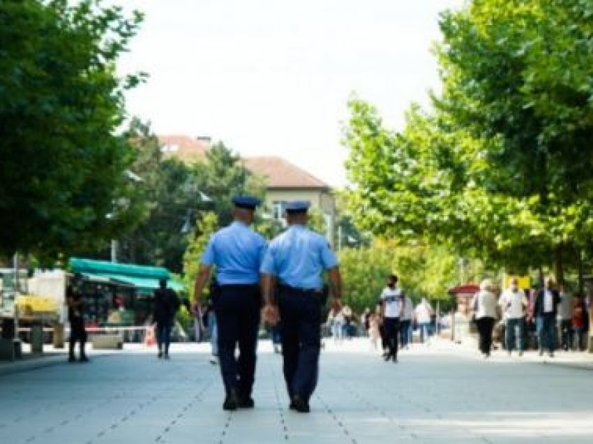 ​Profesionistët shëndetësorë pro lehtësimit të masave, kundër grumbullimeve