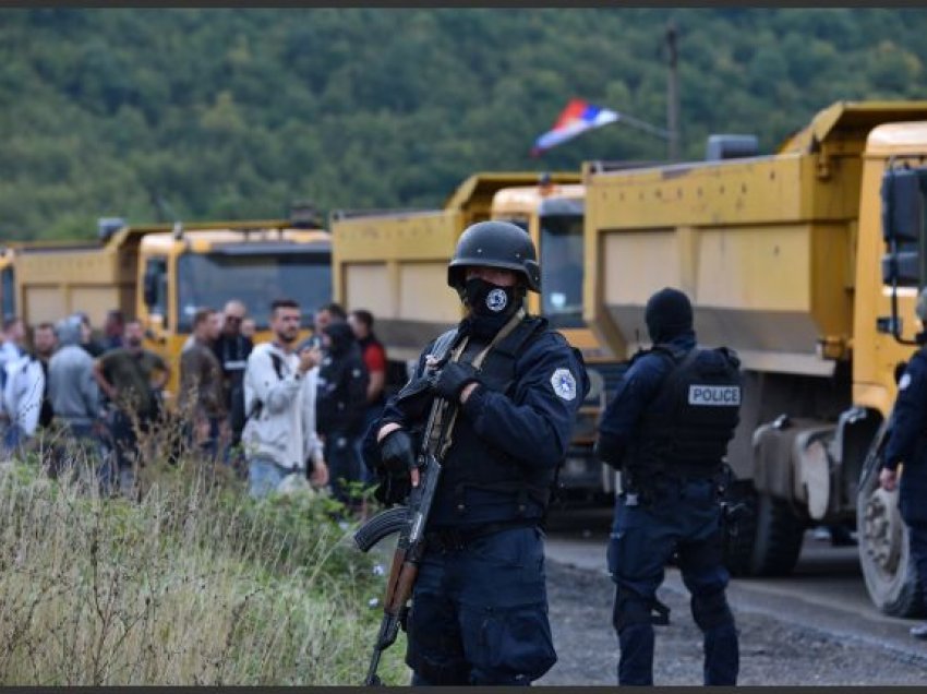 Protestuesit serbë në Jarinje ngrisin një tendë të re