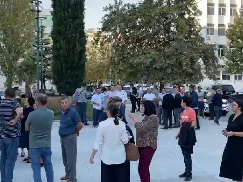 Sali Berisha në Vlorë, demokratët dalin ta presin