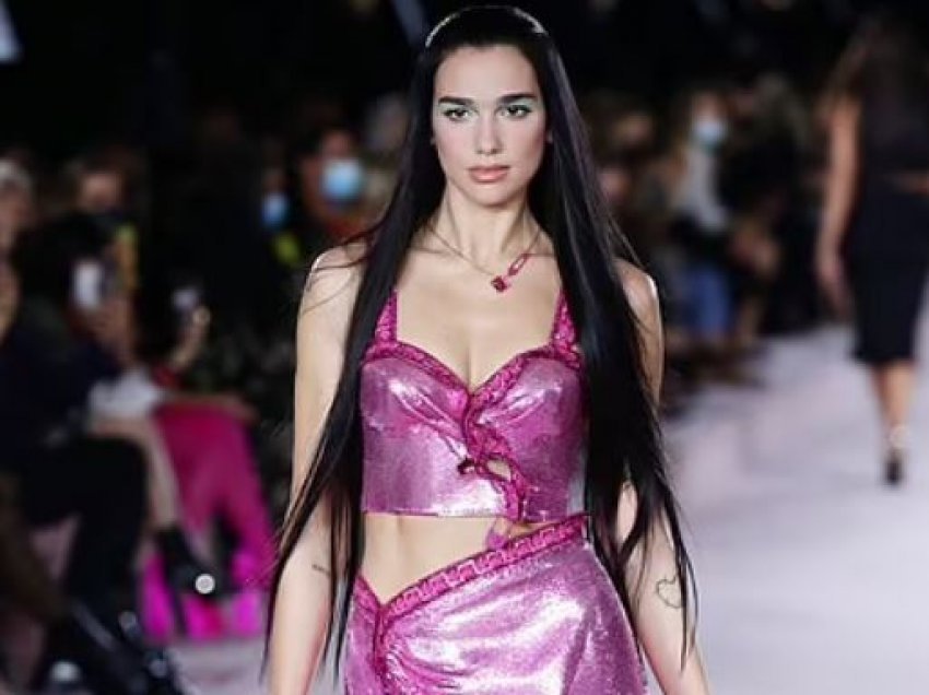 Dua Lipa e mahnitshme në sfilatën e Versace në Milano