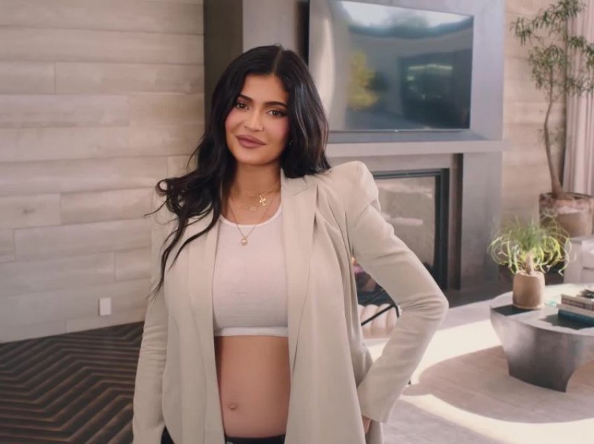 E veshur nga stilisti shqiptar! Shkëlqen Kylie Jenner