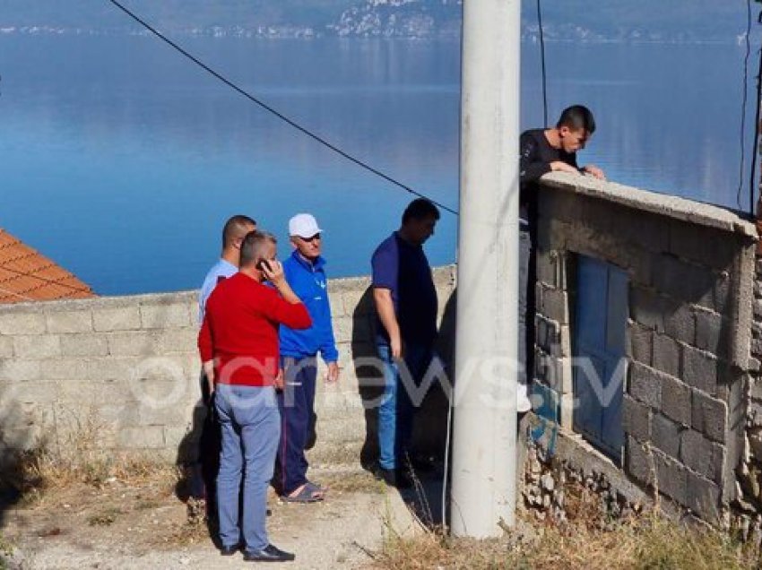 Pogradec, fëmijët gjejnë armë në banesën e një personi që jeton në Angli