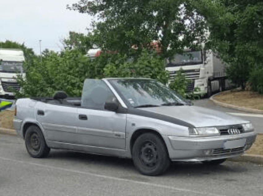 Ai “sharroi çatinë” dhe vendosi shenjat e Audi dhe BMW – pastaj u ndalua nga policia