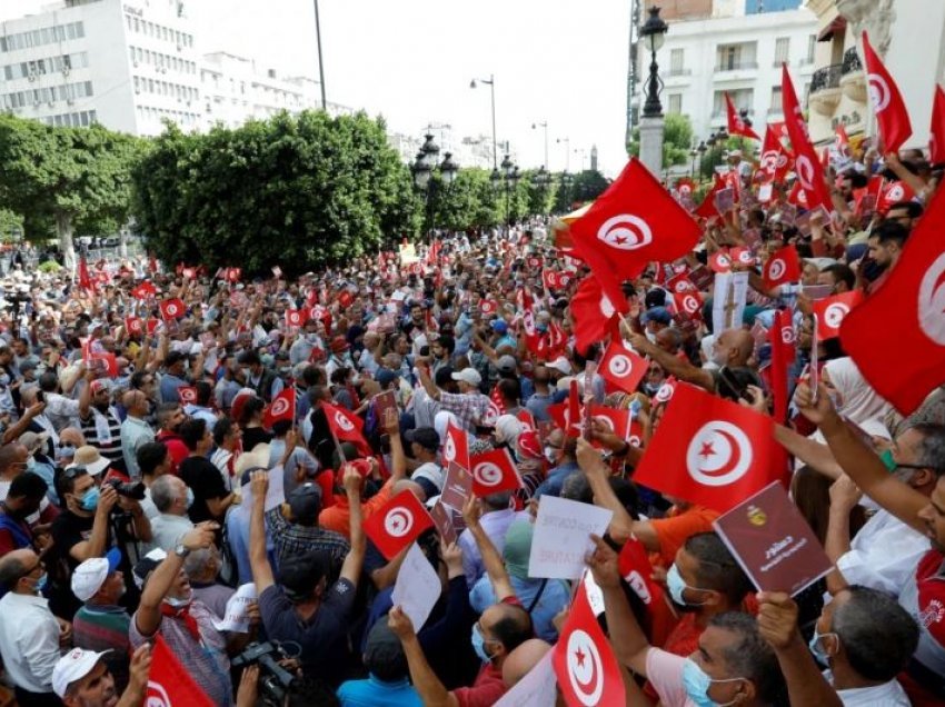 Tunizianët protestojnë kundër marrjes së pushtetit nga Presidenti