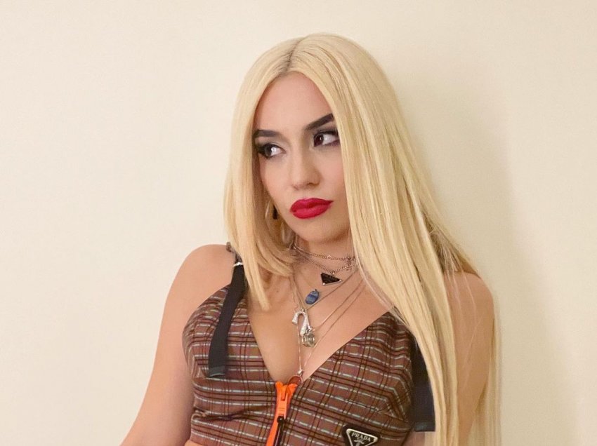 Ava Max ekspozon gjoksin