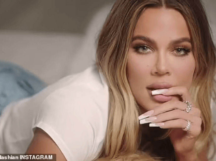 Khloe Kardashian heq bluzën, pozon topless