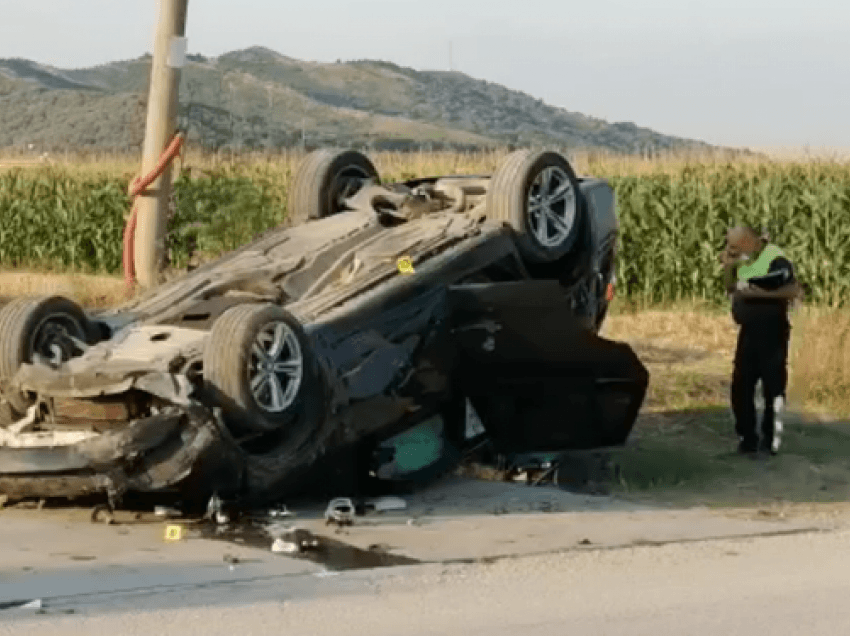 Makina rrotullohet në rrugë, plagosen 3 vajza