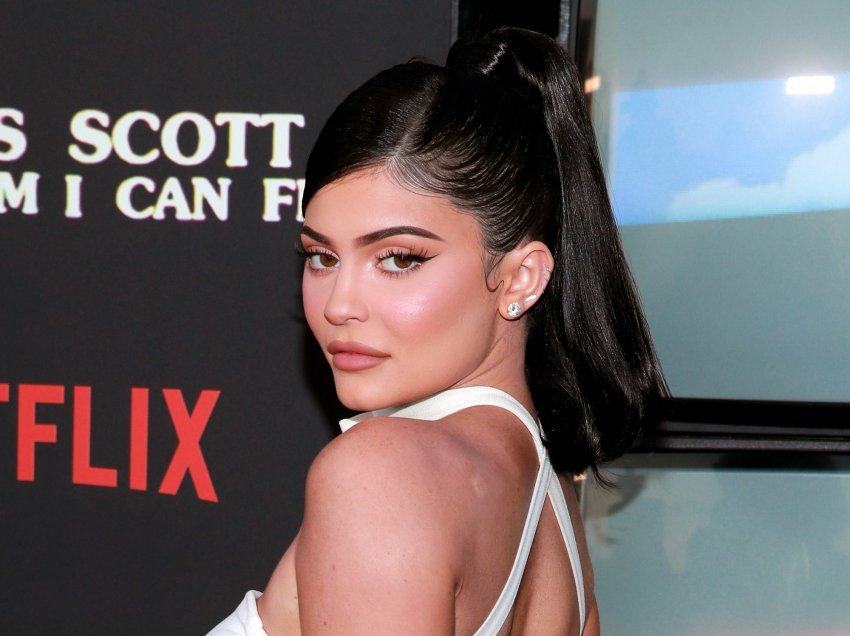 Kylie Jenner shfaq linjat ‘vrasëse’ me bikini të vogla të kuqe, ndërsa fansat mendojnë se ajo po pret një djalë