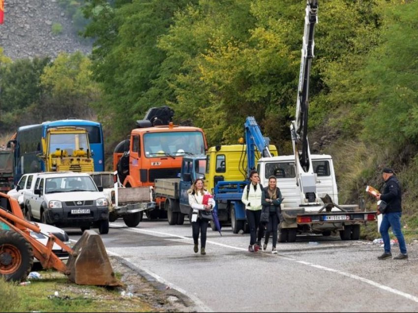 Nuk po ndezen kamionët që bllokuan rrugën në veri 