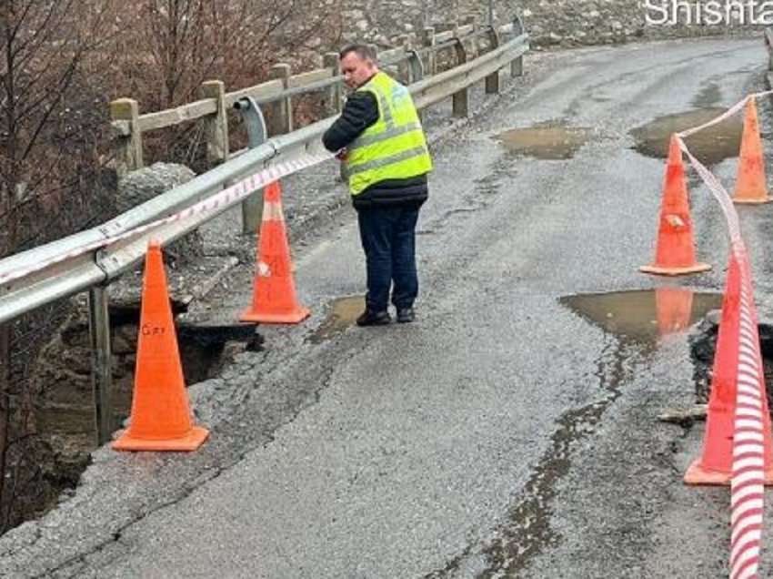 Shembet gjatë natës ura në Kukës, gurët bllokojnë rrugët