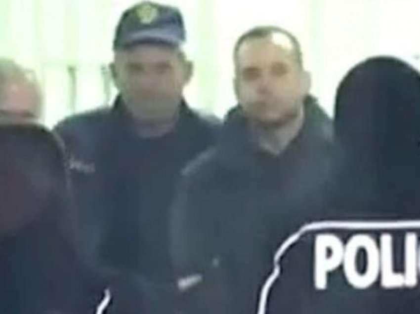 Me pranga në duar dhe i rrethuar nga policët, momenti kur Bllako del nga Gjykata e Posaçme për në burg