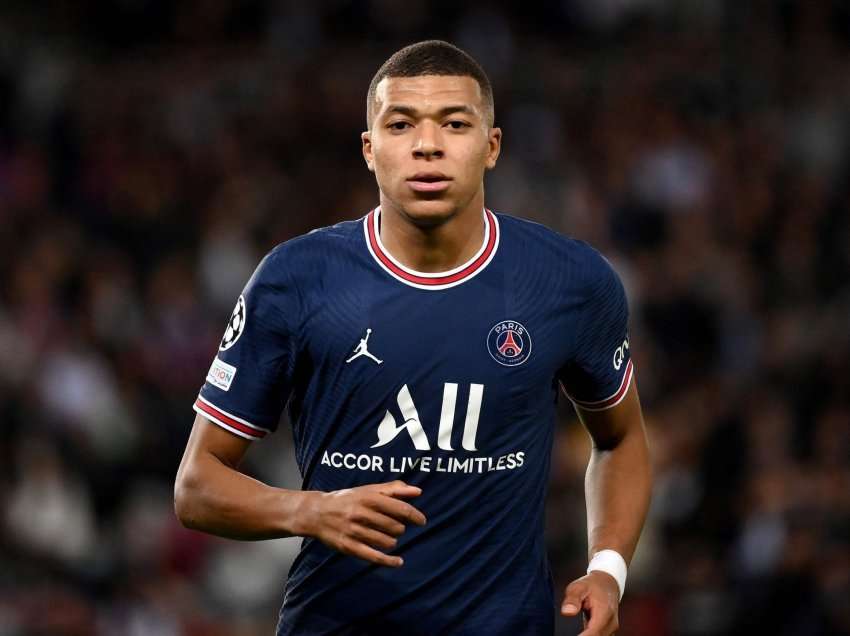 Kylian Mbappes i ofrohet shiriti i kapitenit te PSG