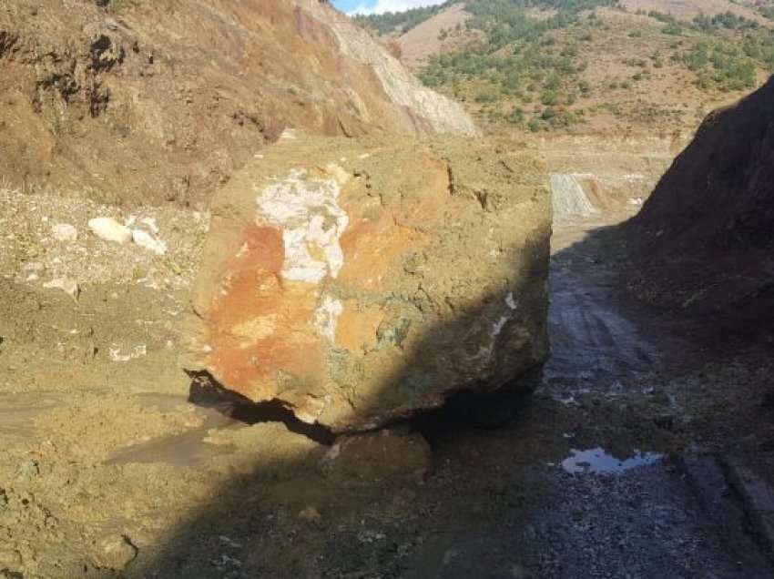 Shembet një masiv dheu, bllokohet rruga e Arbrit