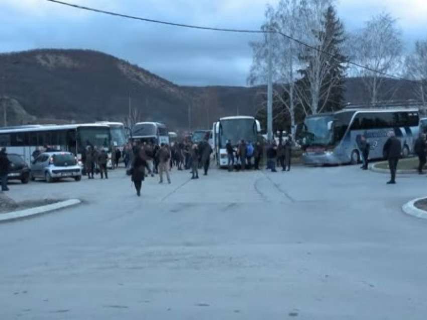 Serbët nga veriu nisen me autobusë për të votuar në Serbi