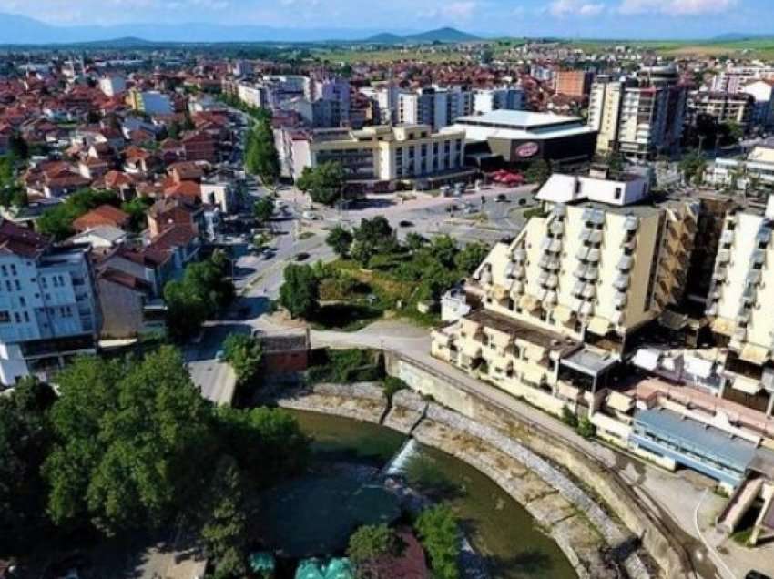 Gjakovarja dëbohet nga shtëpia bashkë me fëmijët