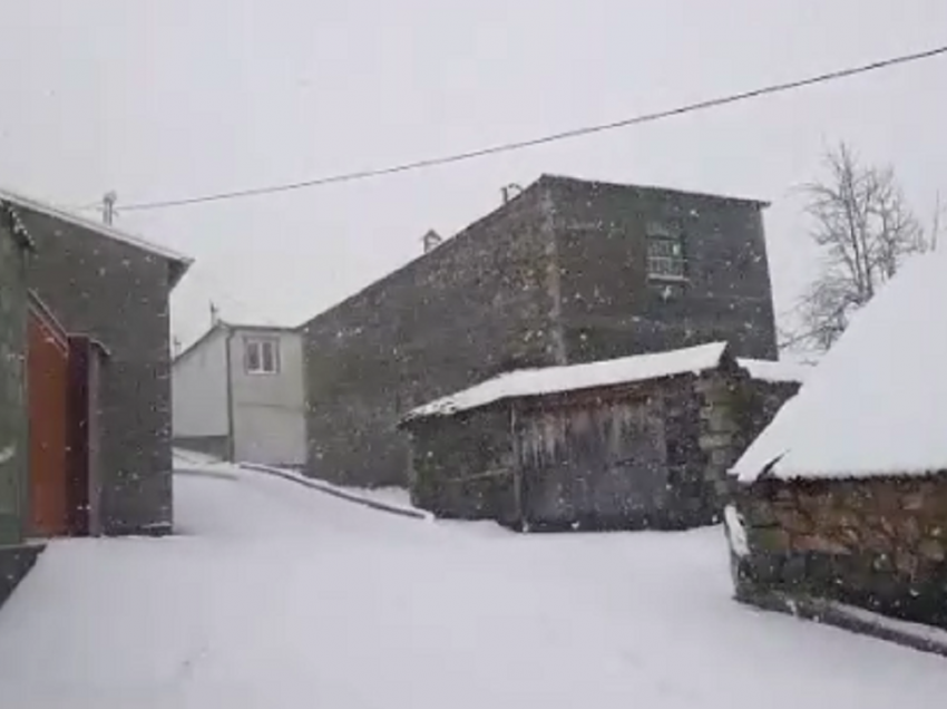 Kukës/ Borë në zonat malore, shi në qytet, rrezik nga rënia e gurëve në rrugë