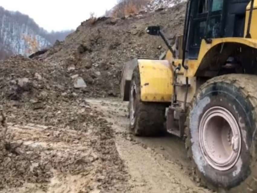 Rrëshqitja e dherave, hapet qarkullimi në rrugën e Arbrit në një sens kalimi