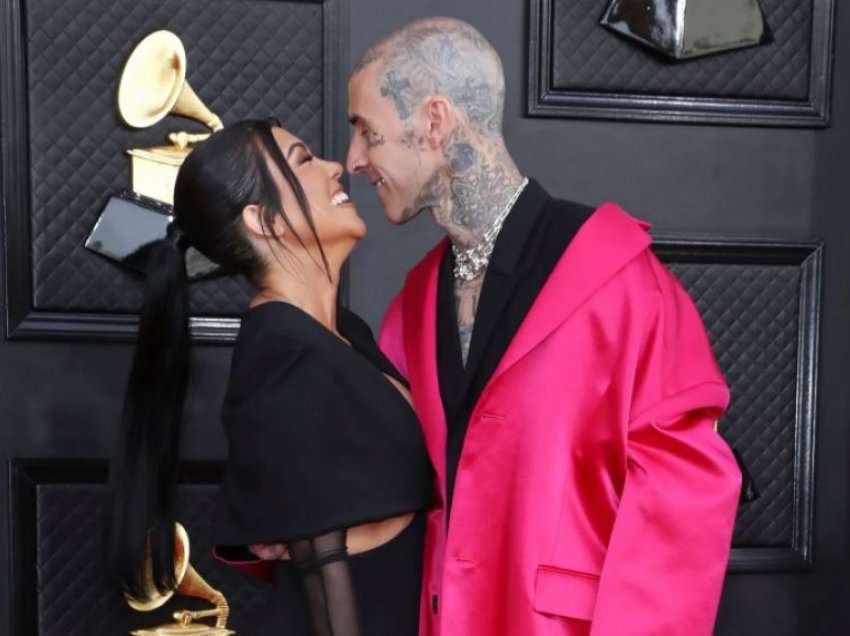 Kourtney Kardashian martohet me Travis Barker