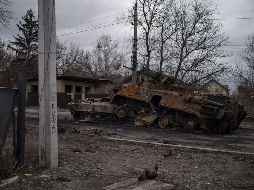 Bllokohen civilët në qytetin ukrainas, ekipet e shpëtimit nuk mund t’i evakuojnë