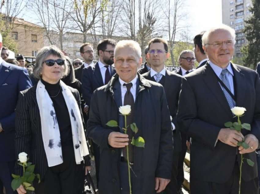  Ambasadori i SHBA-së dhe ai i Rusisë shfaqen pranë njëri-tjetrit në Beograd