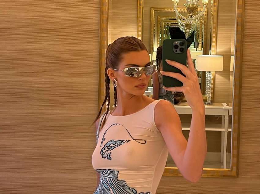 Kendall Jenner po e rikthen në trend këtë element kryesor të viteve 2000