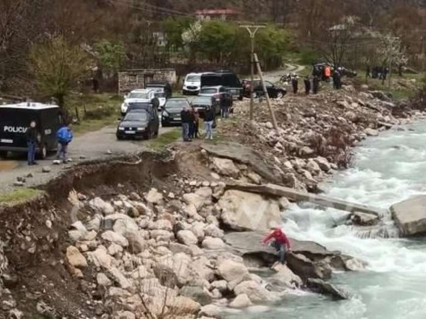 Në kërkim të trupit të 10-vjeçarit, polumbarët kontrolle në lumin Fan, HEC-in e Repsit dhe pranë një ure të prishur