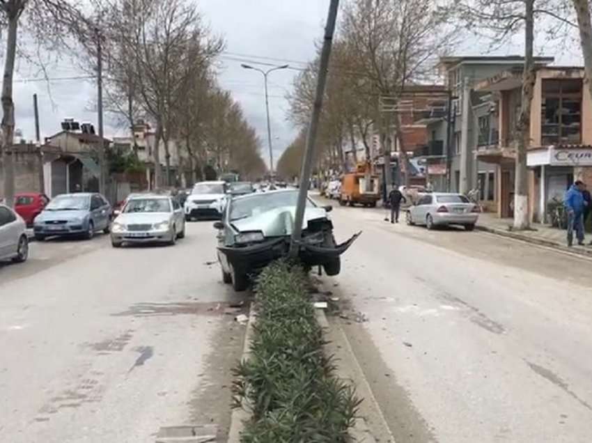 Aksident në Fier, makina devijon rrugën dhe përplaset me shtyllën