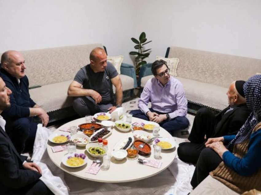 Pendarovski për iftar te një familje në Kondovë të Shkupit