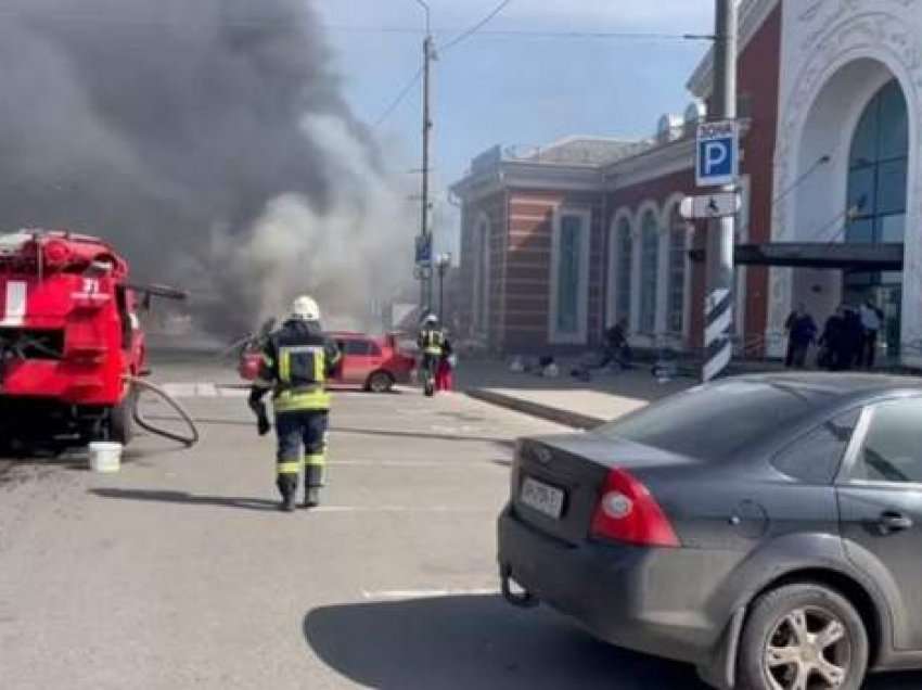 BBC: Më shumë se 30 të vrarë nga sulmi me raketa në stacionin në Ukrainë