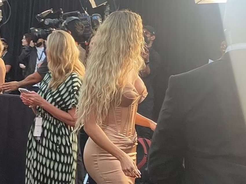 Khloe Kardashian vishet me fustanin e punuar nga Valdrin Sahiti