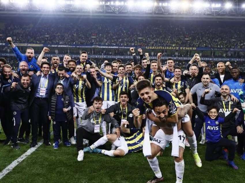 Fenerbache triumfon në derbin e madh 