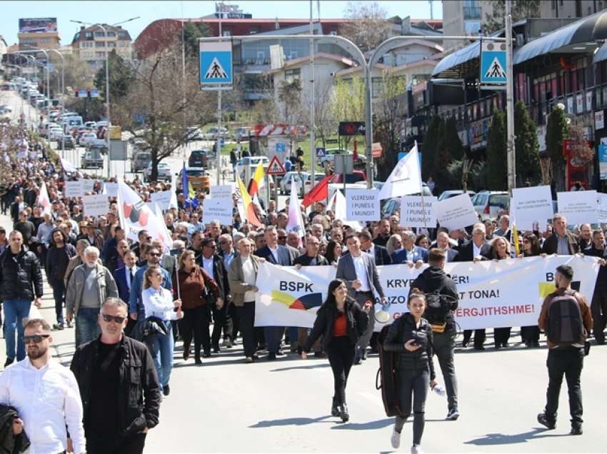 Kërkesat për rritjen e pagave/ Analisti tregon se si duhet të veprojë Qeveria 