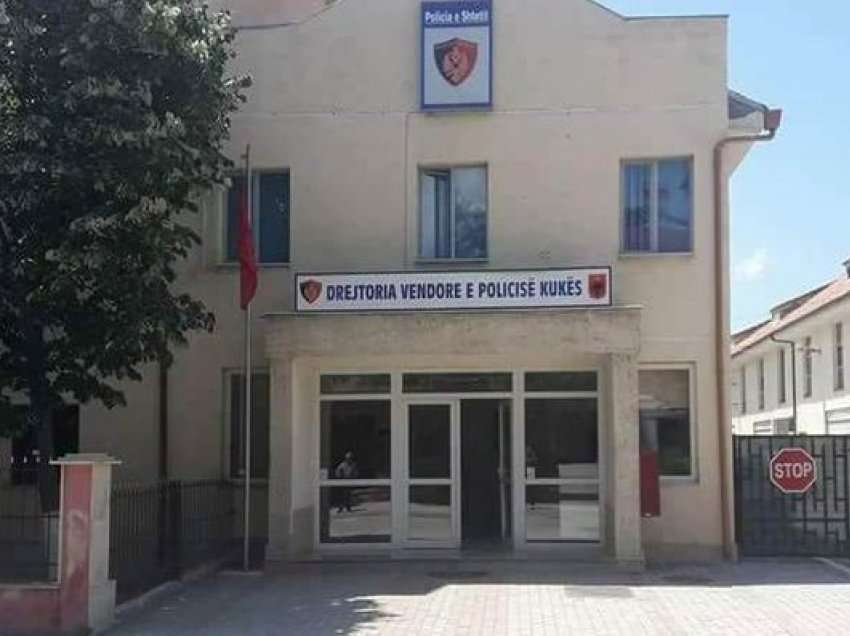 I pret gruas gishtat e dorës me thikë dhe e kërcënon me vrasje, arrestohet 36-vjeçari në Kukës