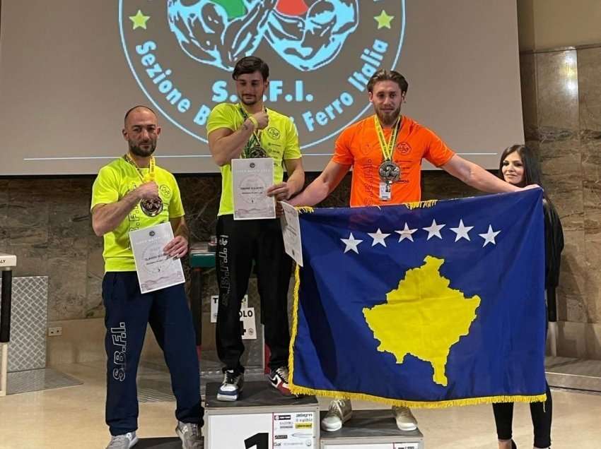 Ujupaj fitoi dy medalje në turneun ndërkombëtar në mundje krahu