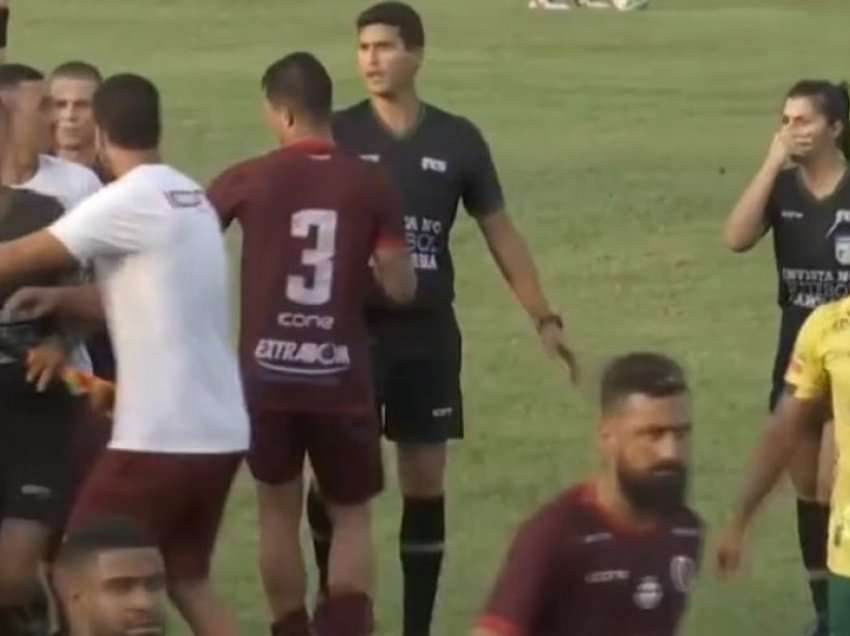 Goditi me kokë një asistente arbitri, shkarkohet trajneri brazilian