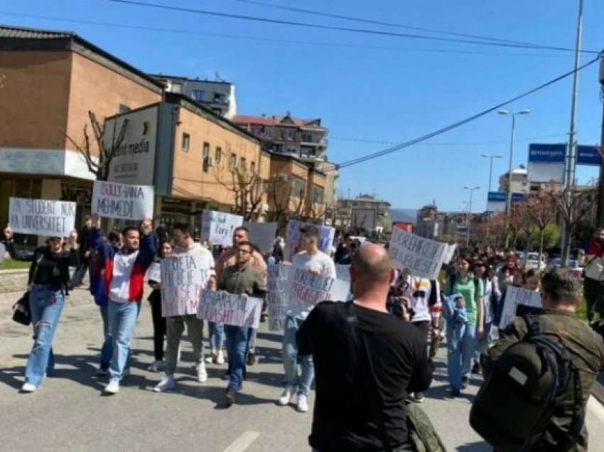 Studentët vazhdojnë të kërkojnë largimin e profesoreshës Besiana Mehmedi