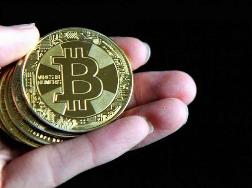 Në tehet e briskut, dy skenarët për Bitcoin