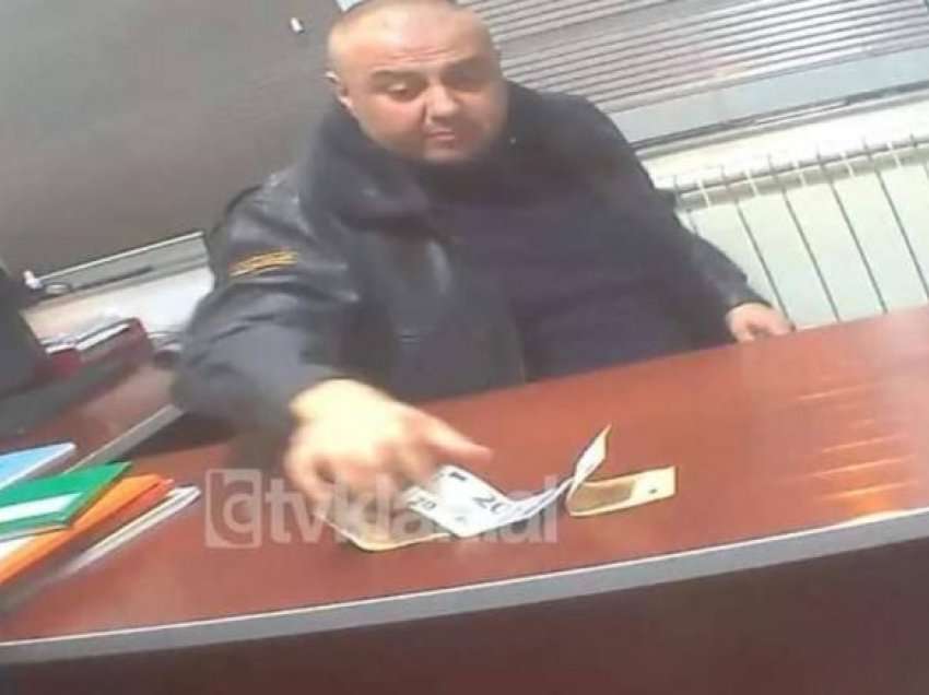 Policia e Maqedonisë arreston kryepolicin në Bllacë, iu merrte para udhëtarëve që hynin në RMV