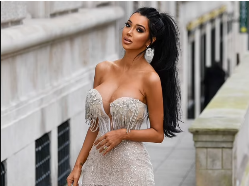 Chloe Khan nxjerr gjoksin bombastik