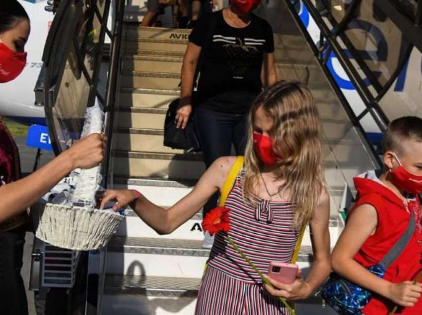 Shqipëria ul taksat për turistët që vijnë përmes Aeroportit