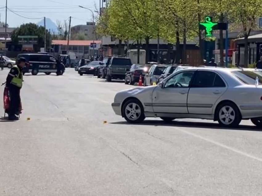 Makina i pret rrugën motorit në Shkodër, në gjendje të rëndë drejtuesi